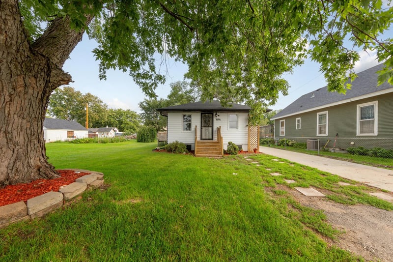 304 20th St NW, Faribault, MN 55021