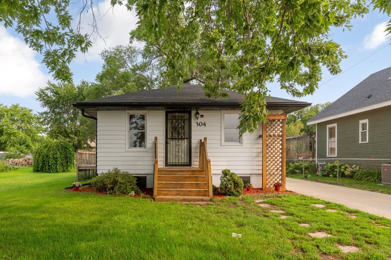 304 20th St NW, Faribault, MN 55021