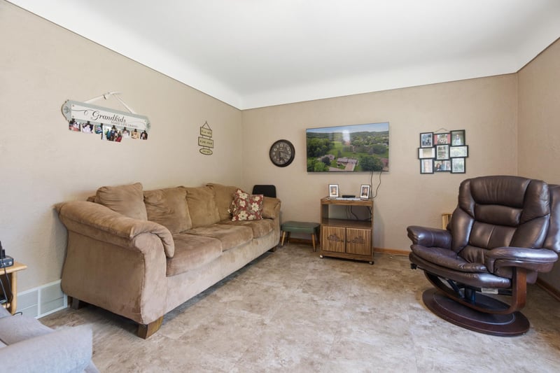 413 Orchard View Dr, La Crescent, MN 55947