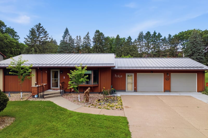 413 Orchard View Dr, La Crescent, MN 55947