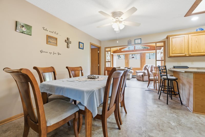 413 Orchard View Dr, La Crescent, MN 55947
