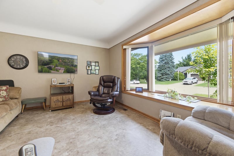 413 Orchard View Dr, La Crescent, MN 55947