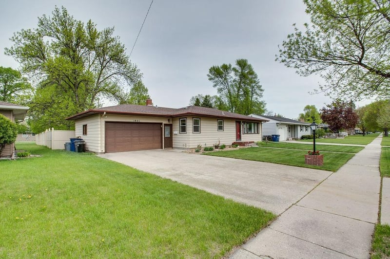 1821 16th St S, Moorhead, MN 56560