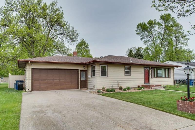 1821 16th St S, Moorhead, MN 56560