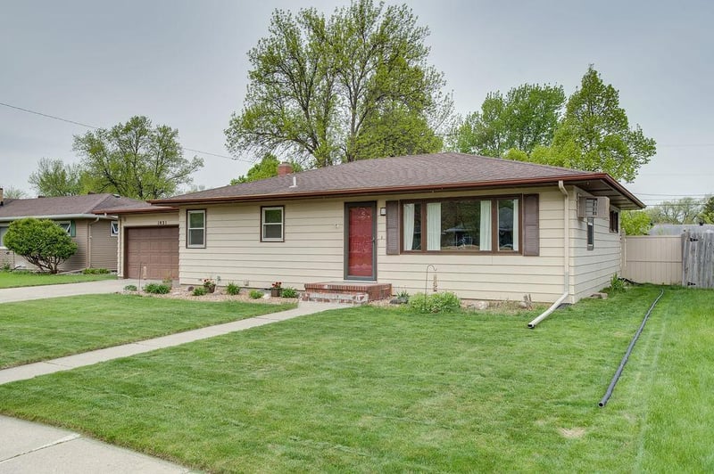 1821 16th St S, Moorhead, MN 56560