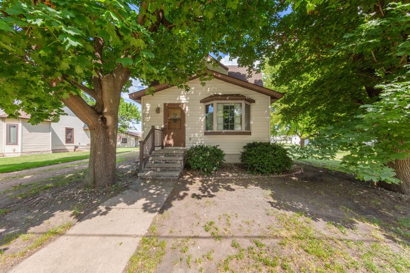 112 4th St S, Gaylord, MN 55334