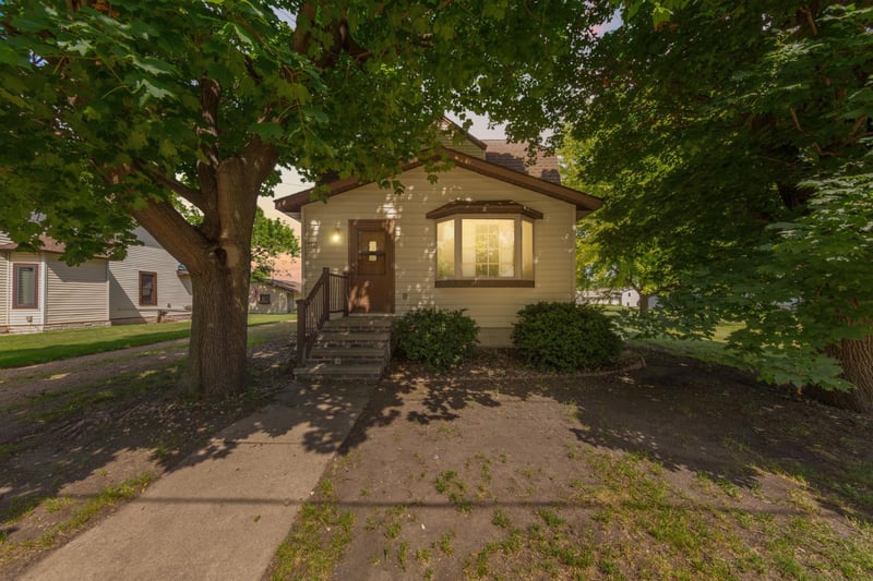 112 4th St S, Gaylord, MN 55334