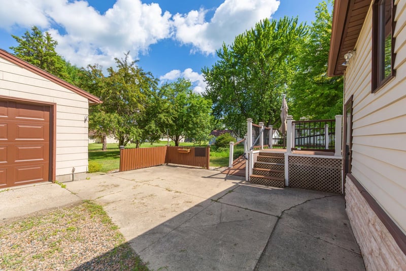 112 4th St S, Gaylord, MN 55334