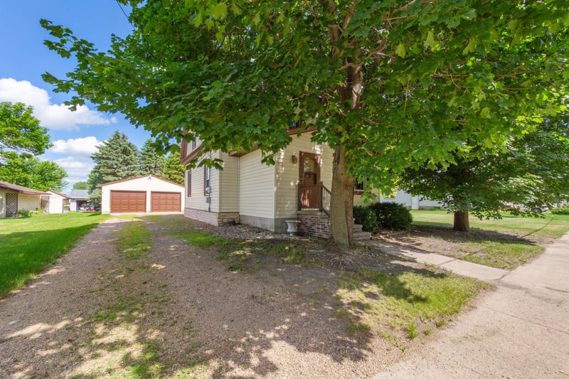 112 4th St S, Gaylord, MN 55334