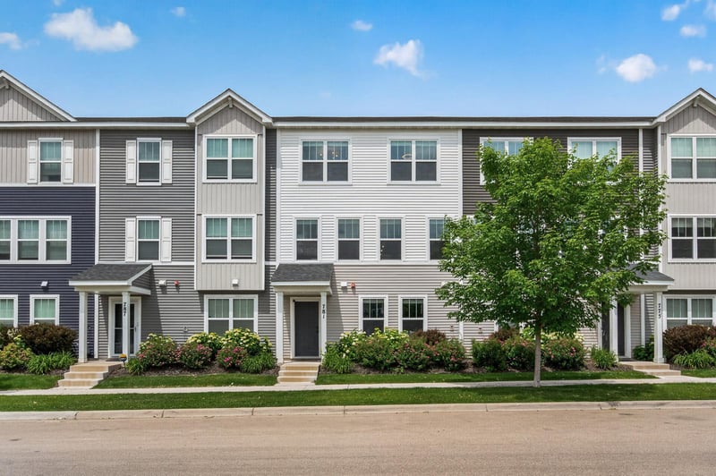 781 Midtown Ln, New Brighton, MN 55112