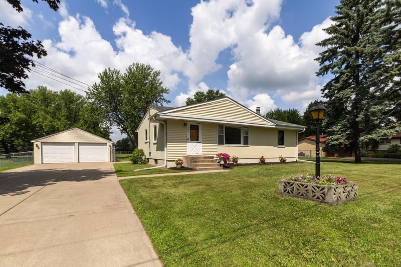 1957 Payne Ave, Maplewood, MN 55117