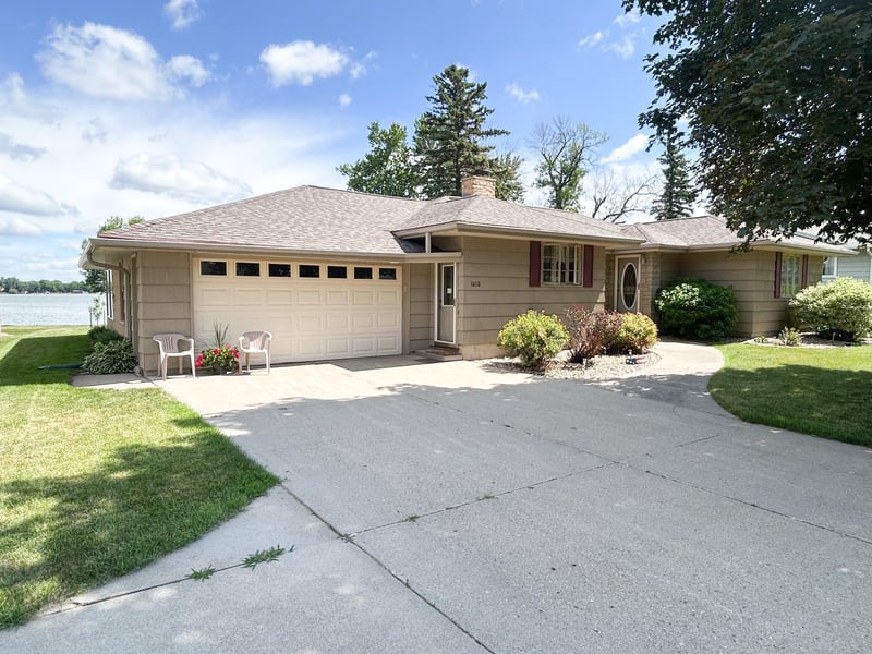 1010 S Shore Dr, Worthington, MN 56187
