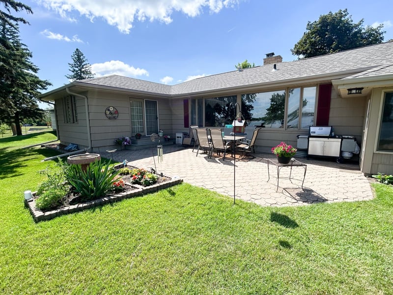 1010 S Shore Dr, Worthington, MN 56187