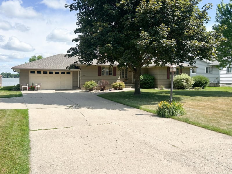 1010 S Shore Dr, Worthington, MN 56187