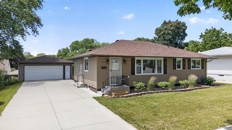 1525 11th Ave NE, Rochester, MN 55906