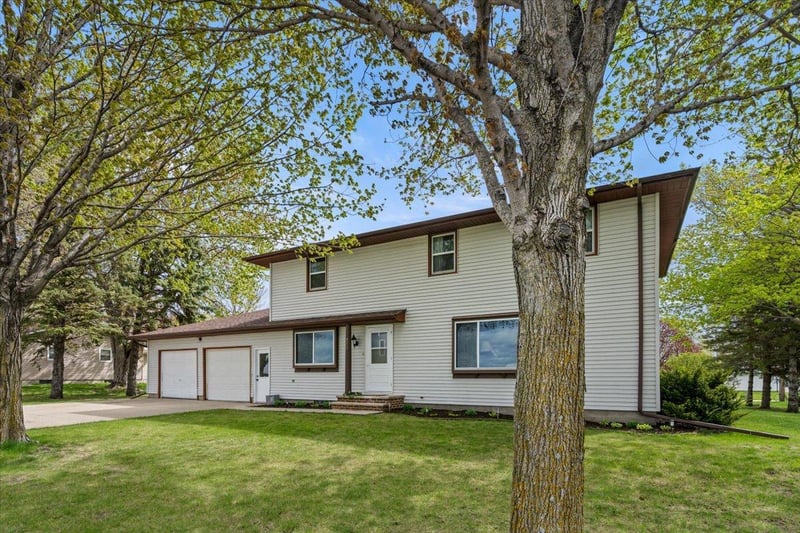 912 10th St, Gaylord, MN 55334