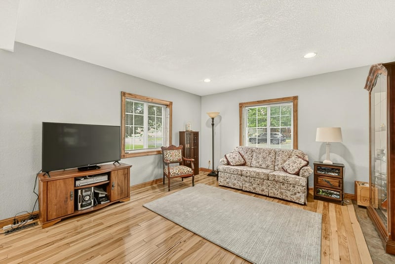 605 University Ave, Spring Valley, MN 55975
