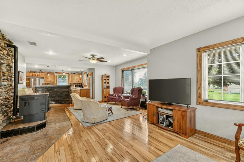 605 University Ave, Spring Valley, MN 55975