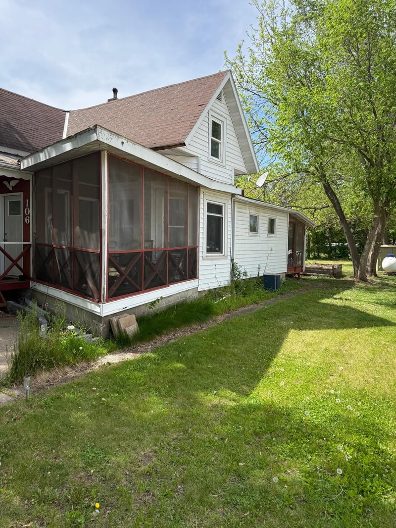 106 W 5th St, Cochrane, WI 54622