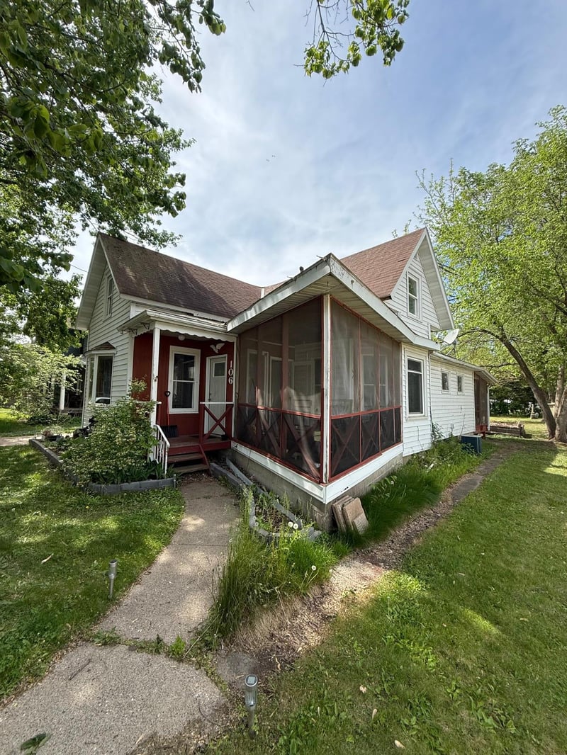 106 W 5th St, Cochrane, WI 54622