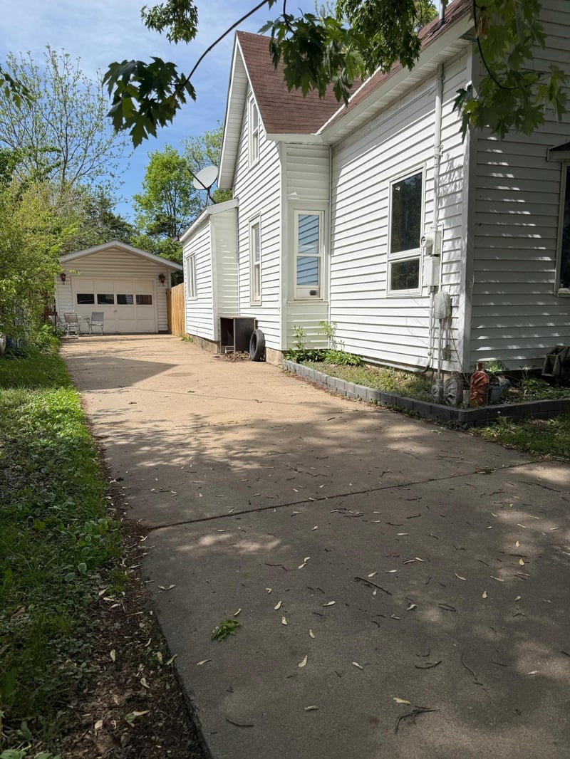 106 W 5th St, Cochrane, WI 54622