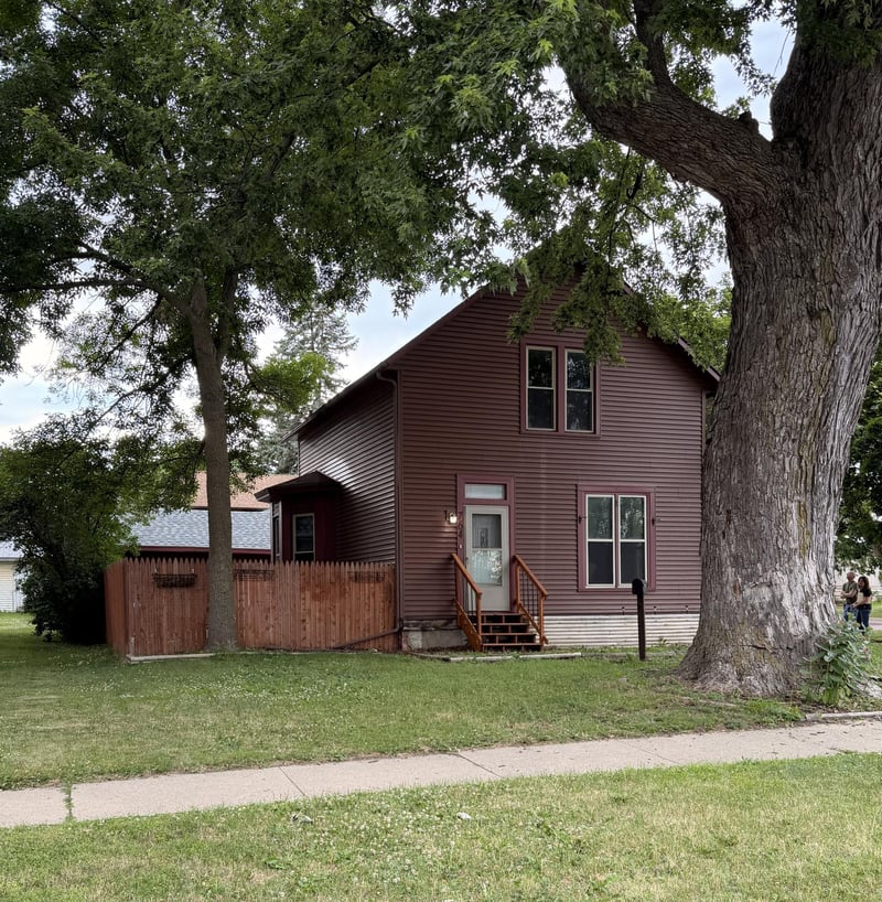 764 3rd Ave, Windom, MN 56101