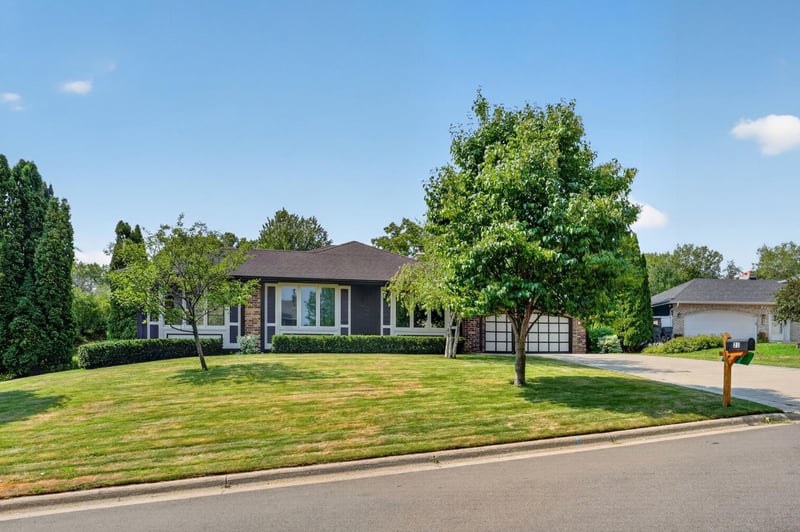 21 Carriage Ln, Burnsville, MN 55306