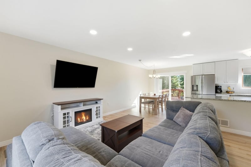 975 Savannah Rd, Eagan, MN 55123