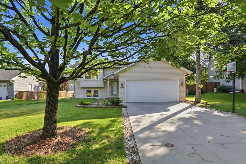975 Savannah Rd, Eagan, MN 55123