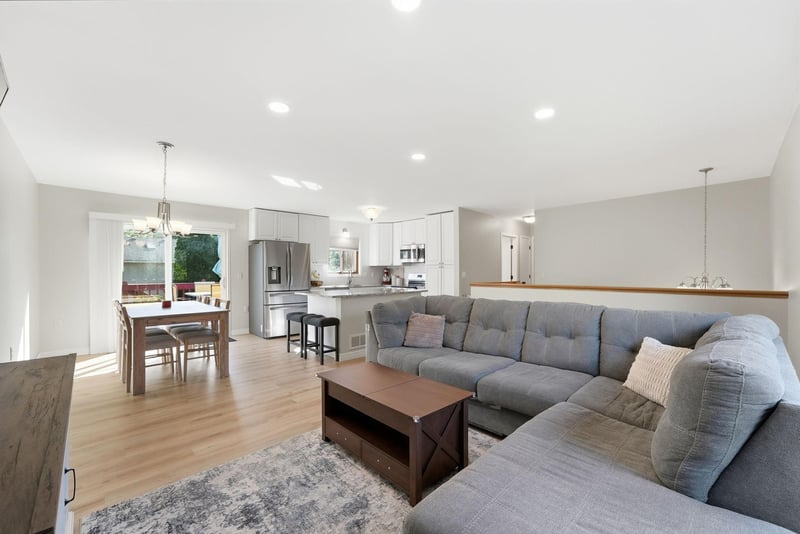 975 Savannah Rd, Eagan, MN 55123