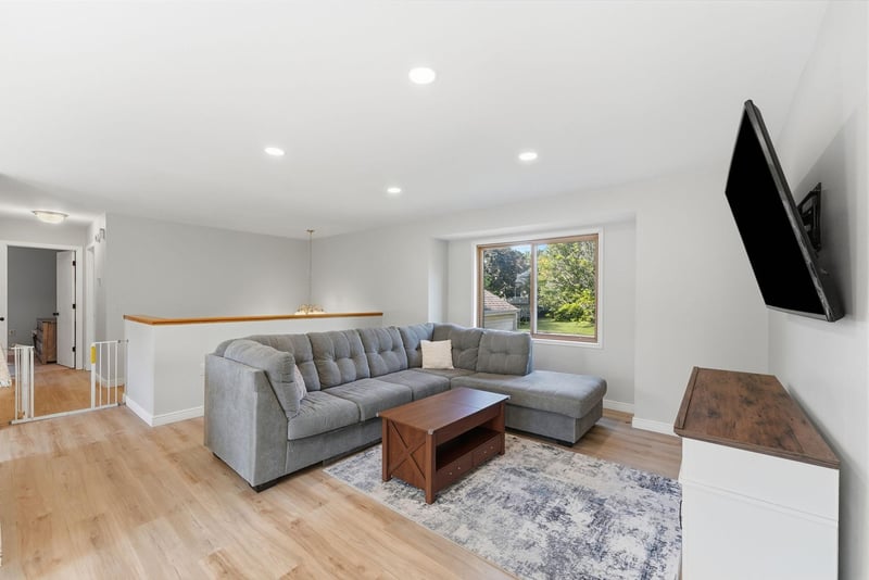 975 Savannah Rd, Eagan, MN 55123