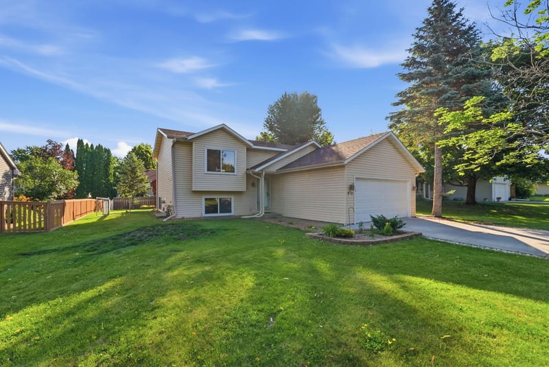 975 Savannah Rd, Eagan, MN 55123