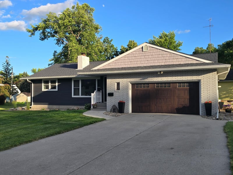 1207 W Park Ave, Olivia, MN 56277