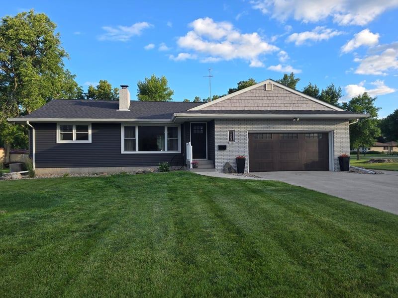1207 W Park Ave, Olivia, MN 56277