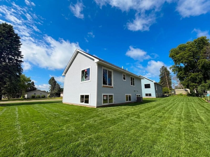 1304 Robinwood Ln, Faribault, MN 55021