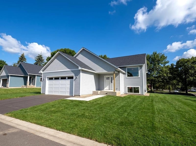1304 Robinwood Ln, Faribault, MN 55021