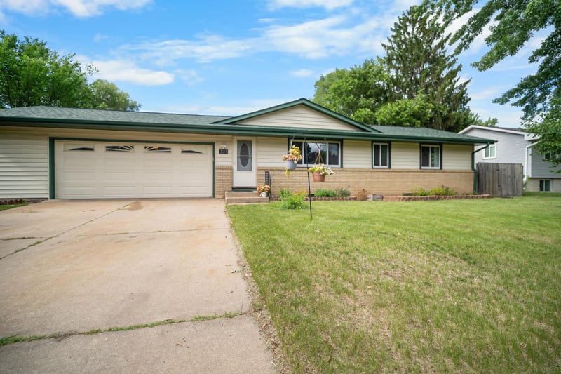 701 Ballantyne Ln NE, Spring Lake Park, MN 55432