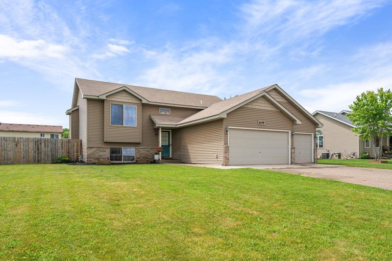 609 Bluebird St, Mora, MN 55051