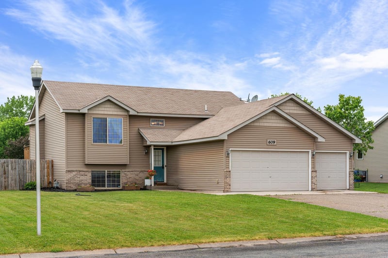 609 Bluebird St, Mora, MN 55051