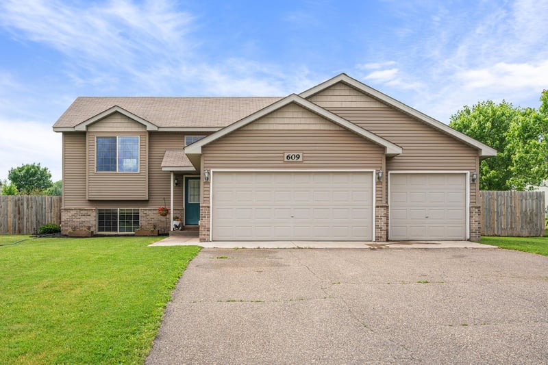 609 Bluebird St, Mora, MN 55051