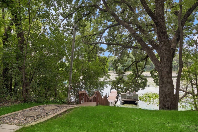 16847 Terrey Pine Dr, Eden Prairie, MN 55347