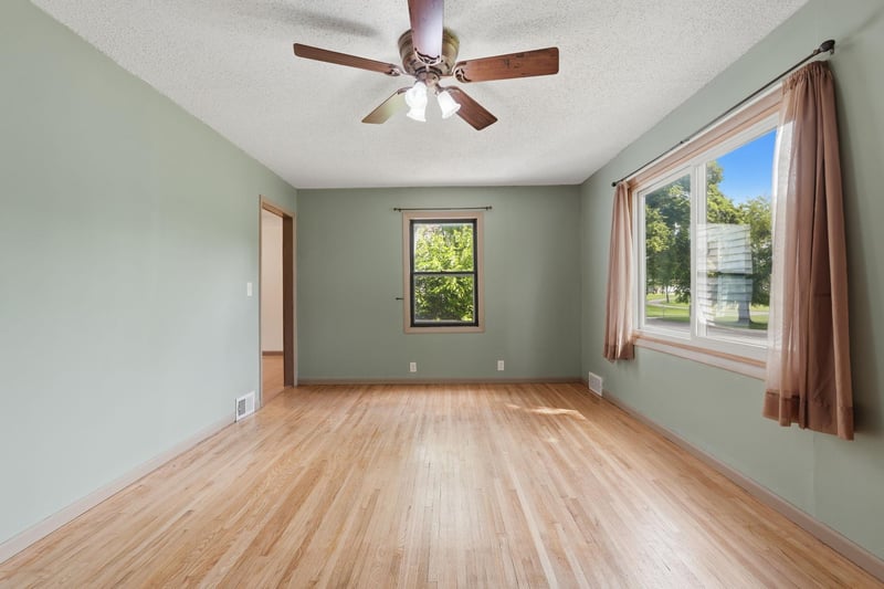 909 Selby Ave, Saint Paul Park, MN 55071