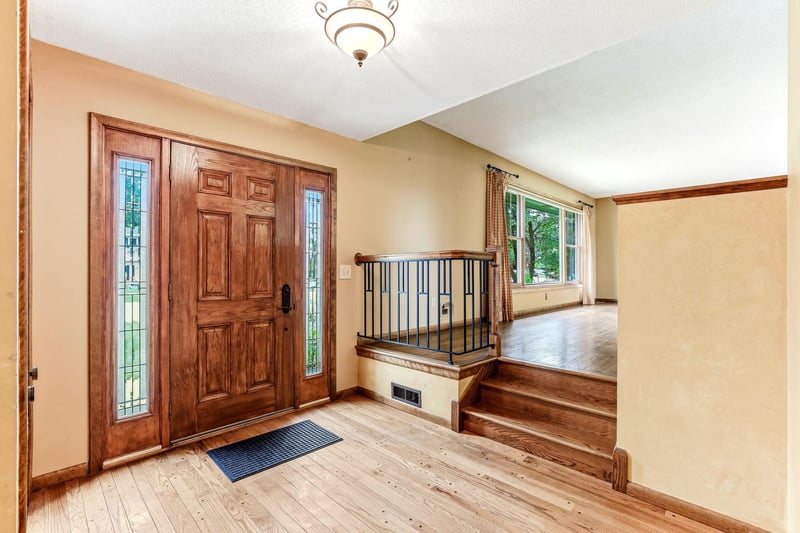 7033 Courtly Rd, Woodbury, MN 55125