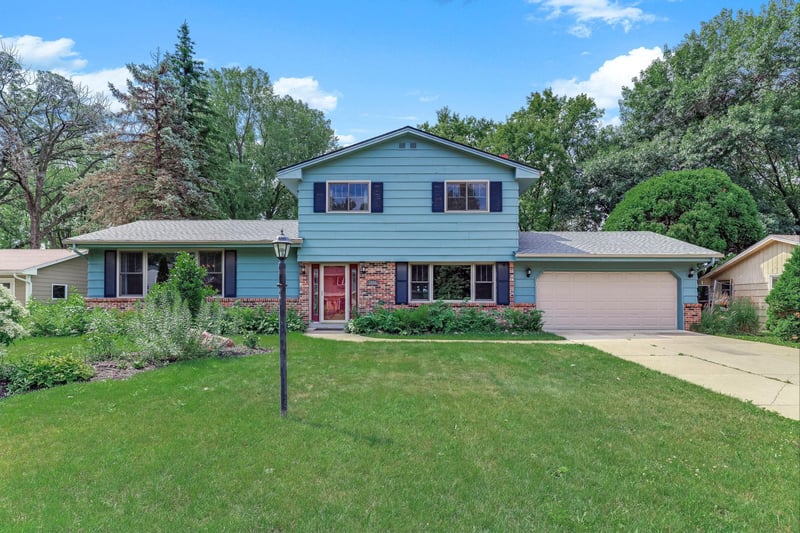 7033 Courtly Rd, Woodbury, MN 55125