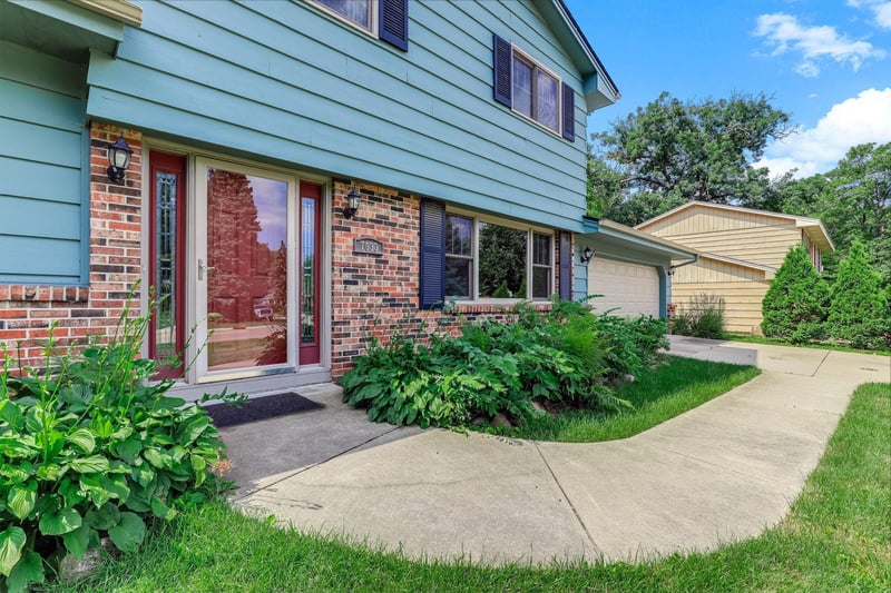7033 Courtly Rd, Woodbury, MN 55125