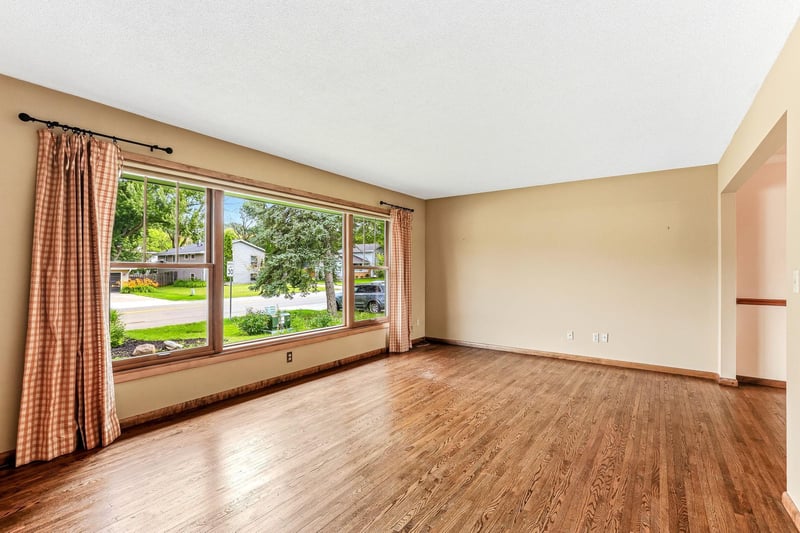 7033 Courtly Rd, Woodbury, MN 55125