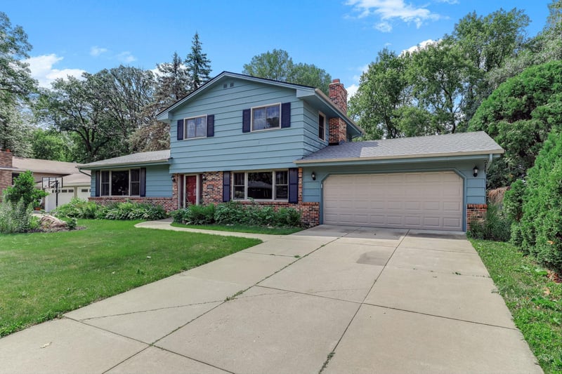 7033 Courtly Rd, Woodbury, MN 55125