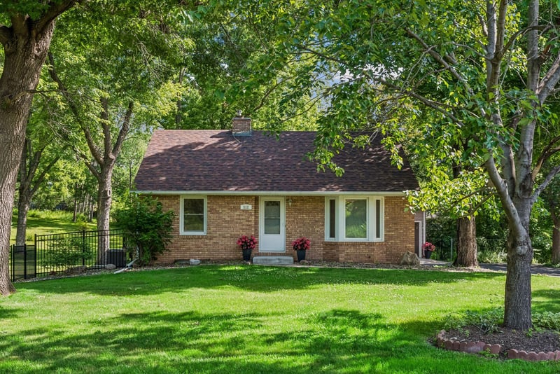 512 Mission Rd W, Bloomington, MN 55420