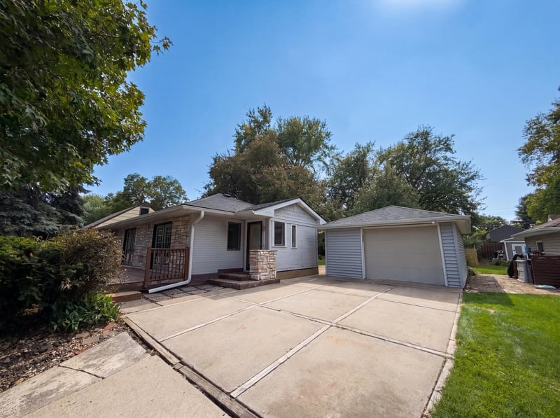 2591 Aldine St, Roseville, MN 55113