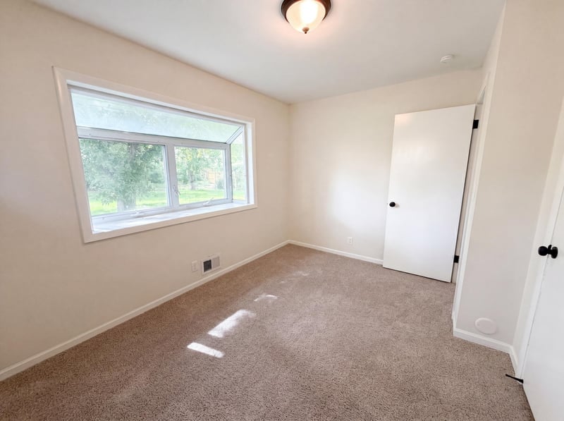 2591 Aldine St, Roseville, MN 55113
